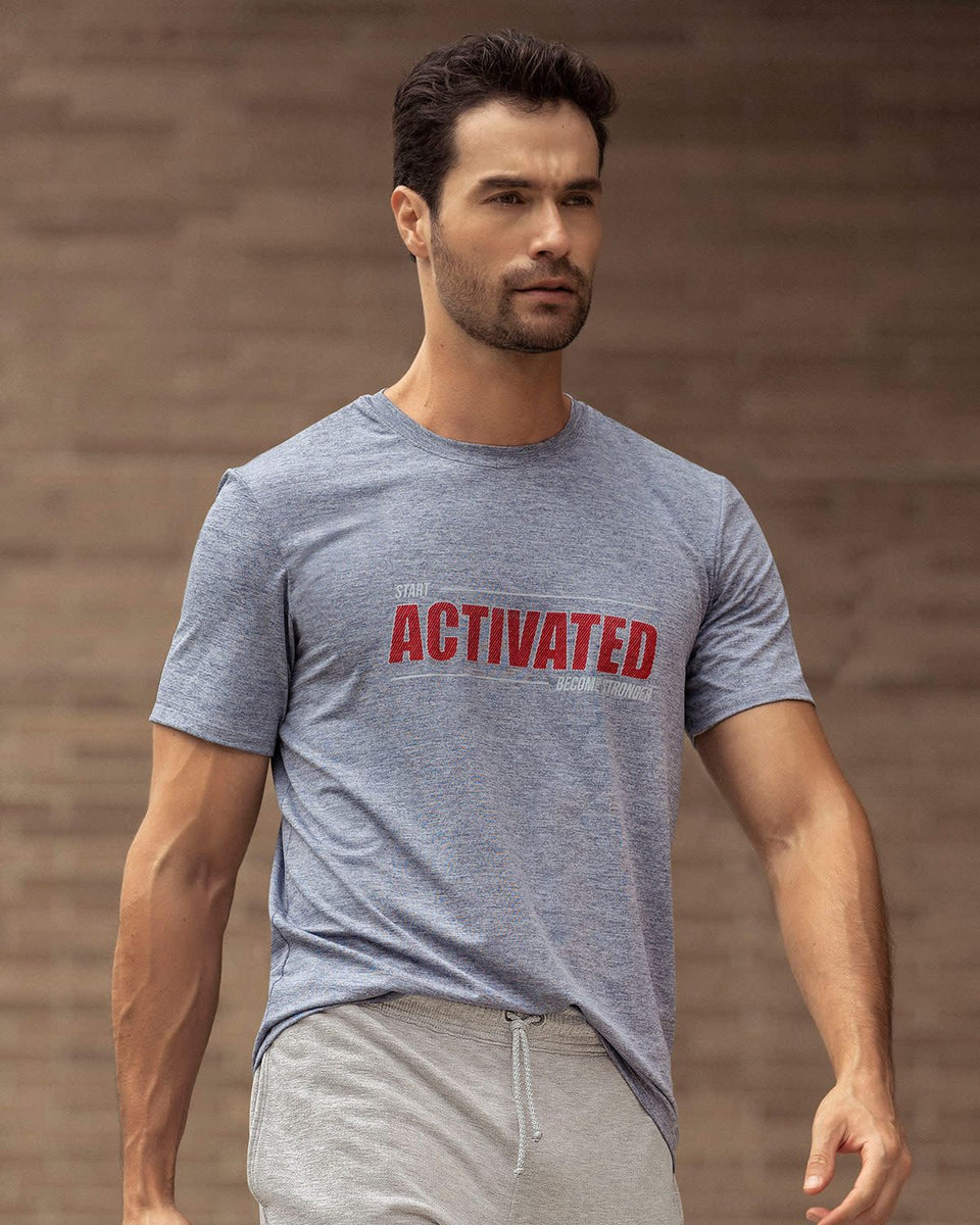 Blusa deportiva masculina de secado rápido con estampado localizado